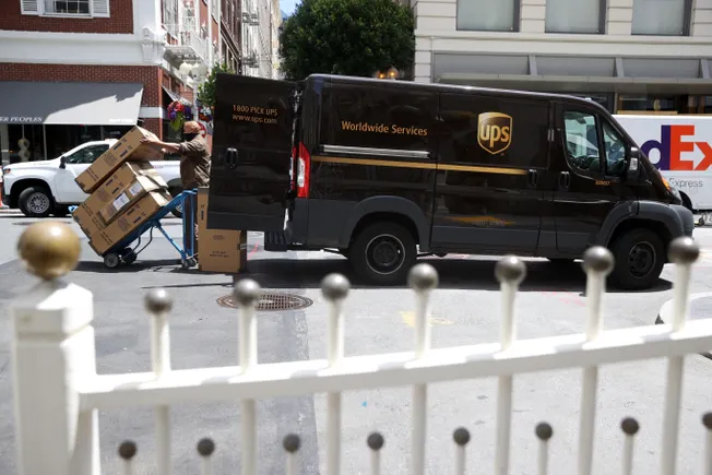 应对燃油附加费压力：FedEx与UPS托运人策略解析